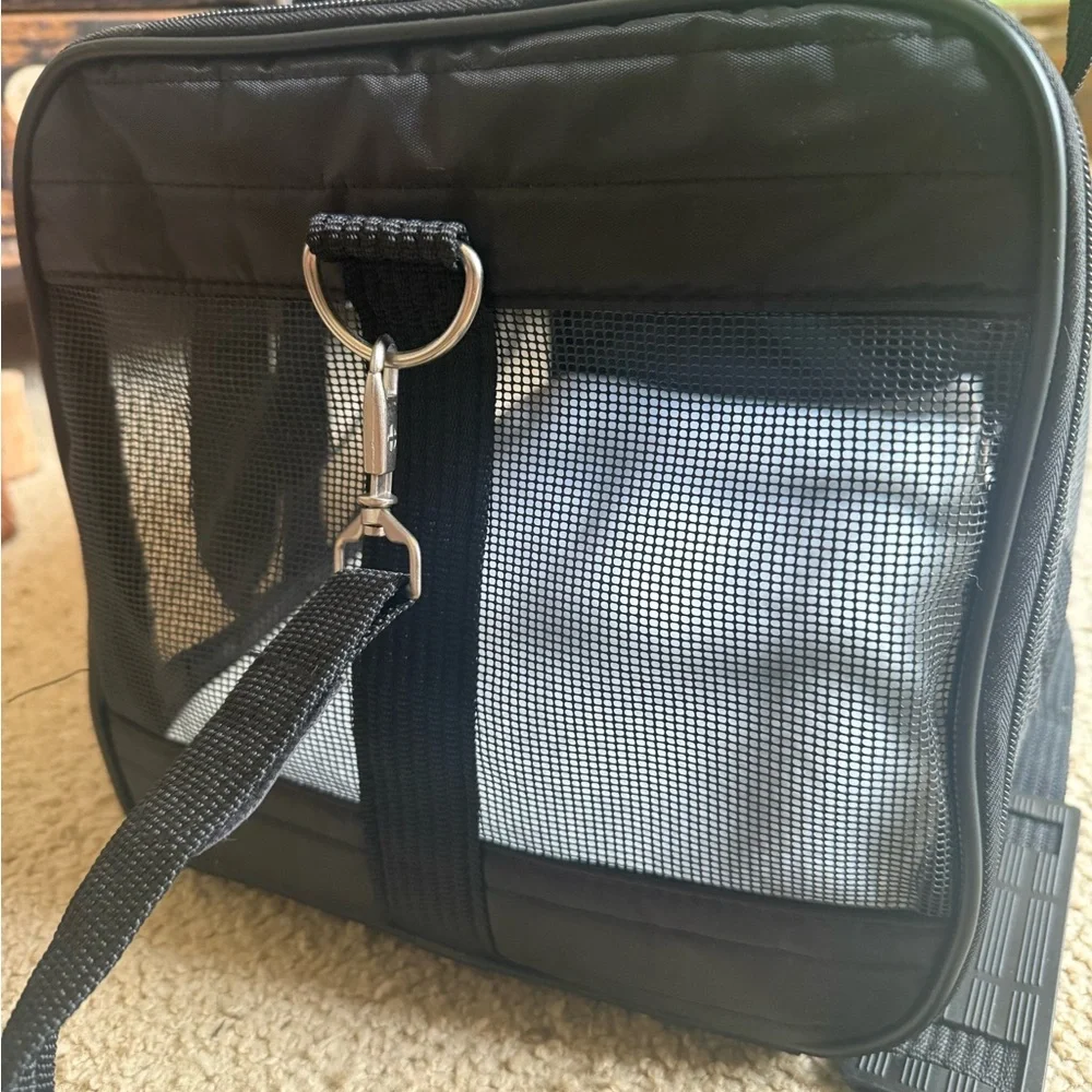 Original Deluxe Black Pet Carrier by Sherpa NWT